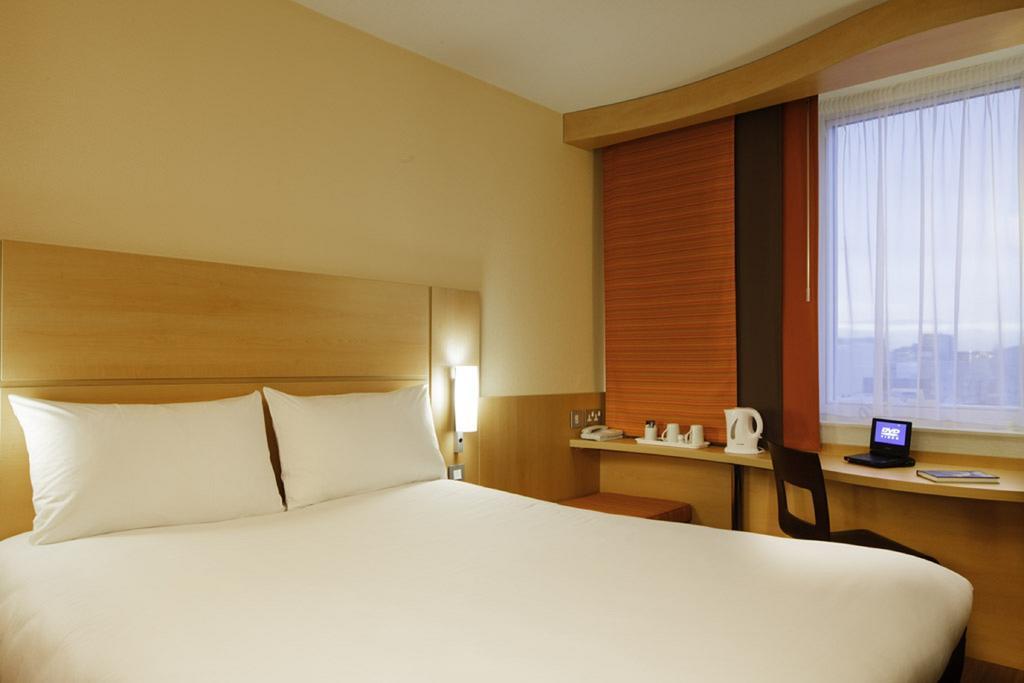 Отель Ibis London Stratford Экстерьер фото