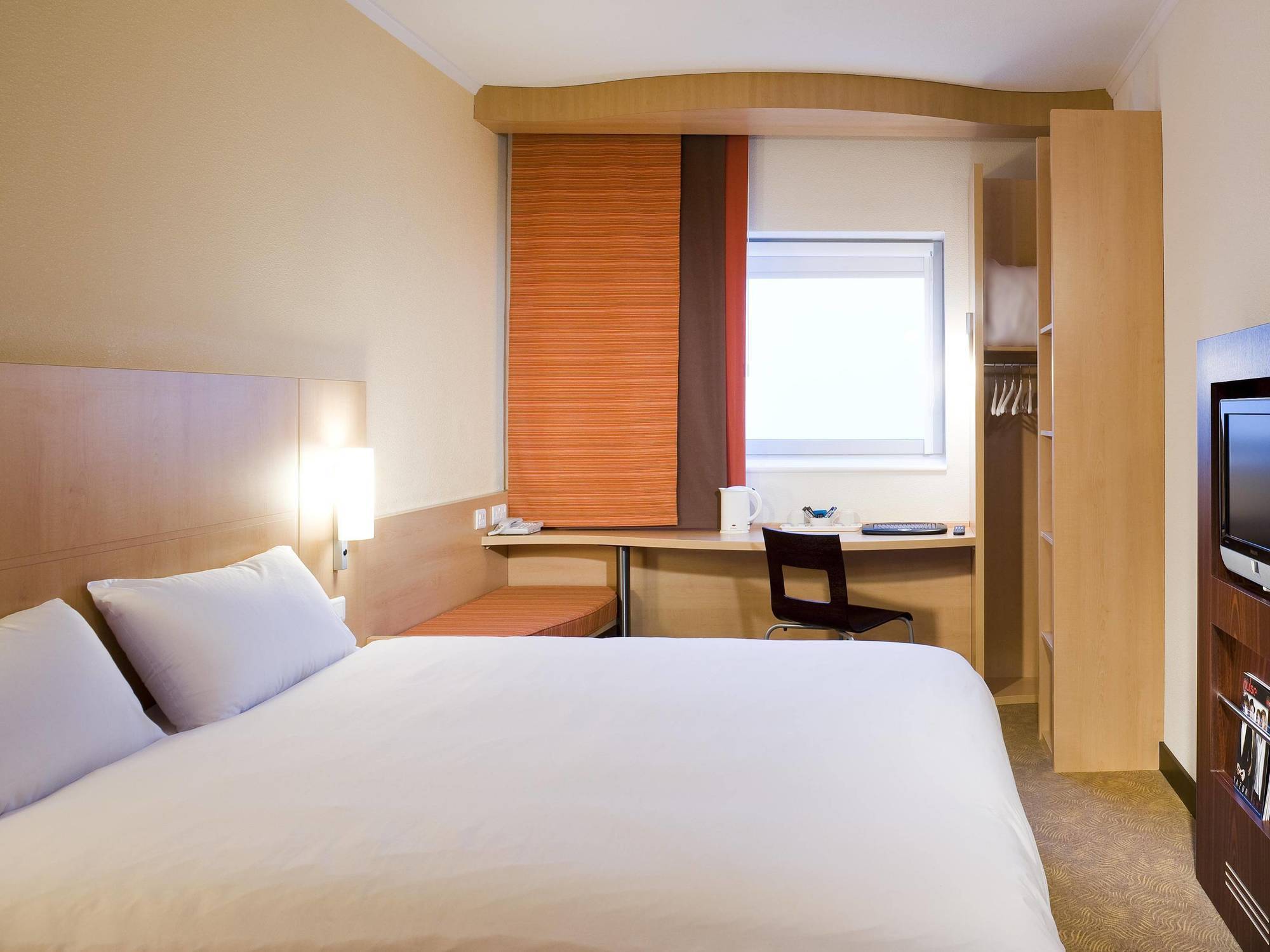 Отель Ibis London Stratford Экстерьер фото