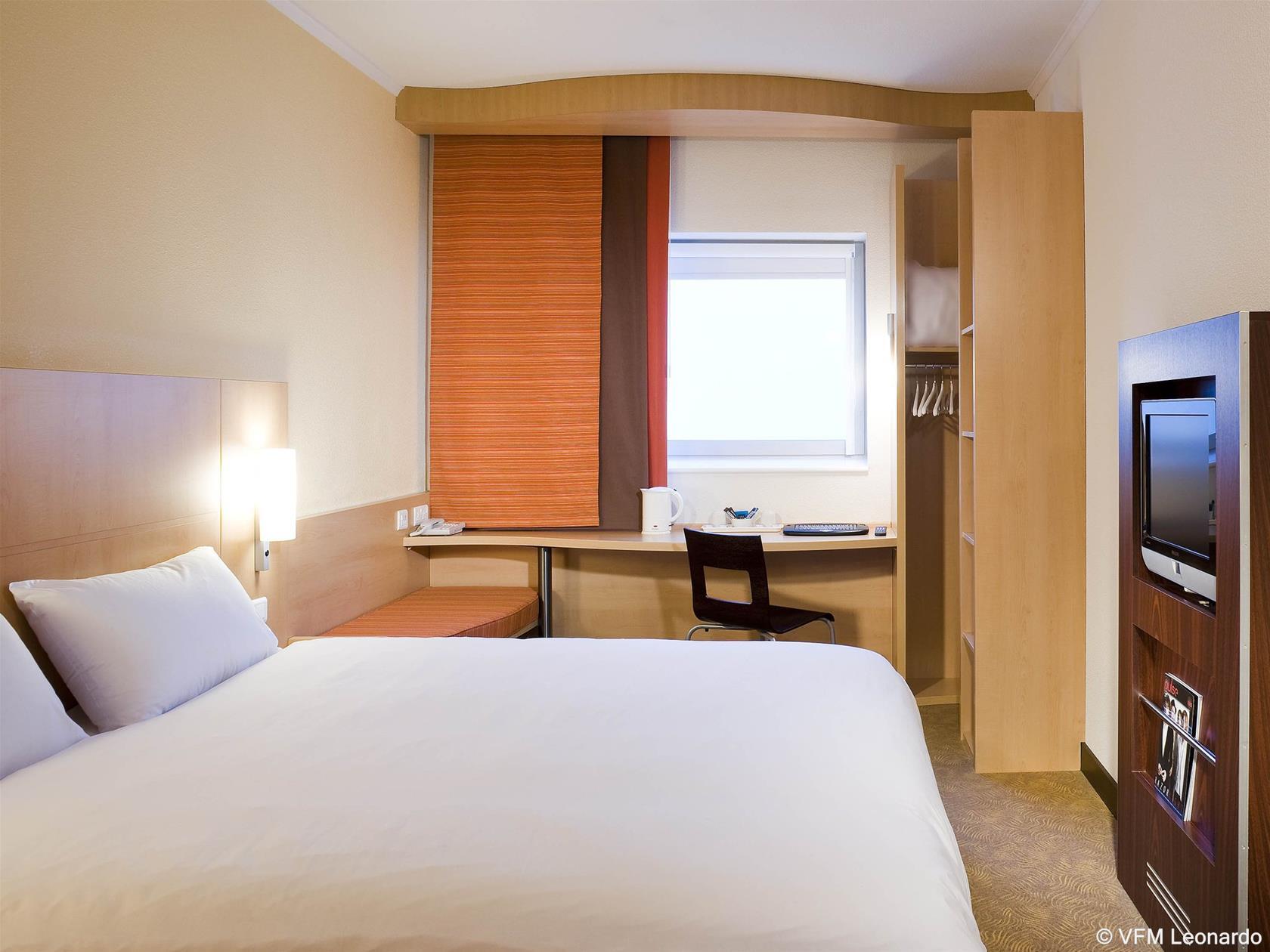 Отель Ibis London Stratford Экстерьер фото